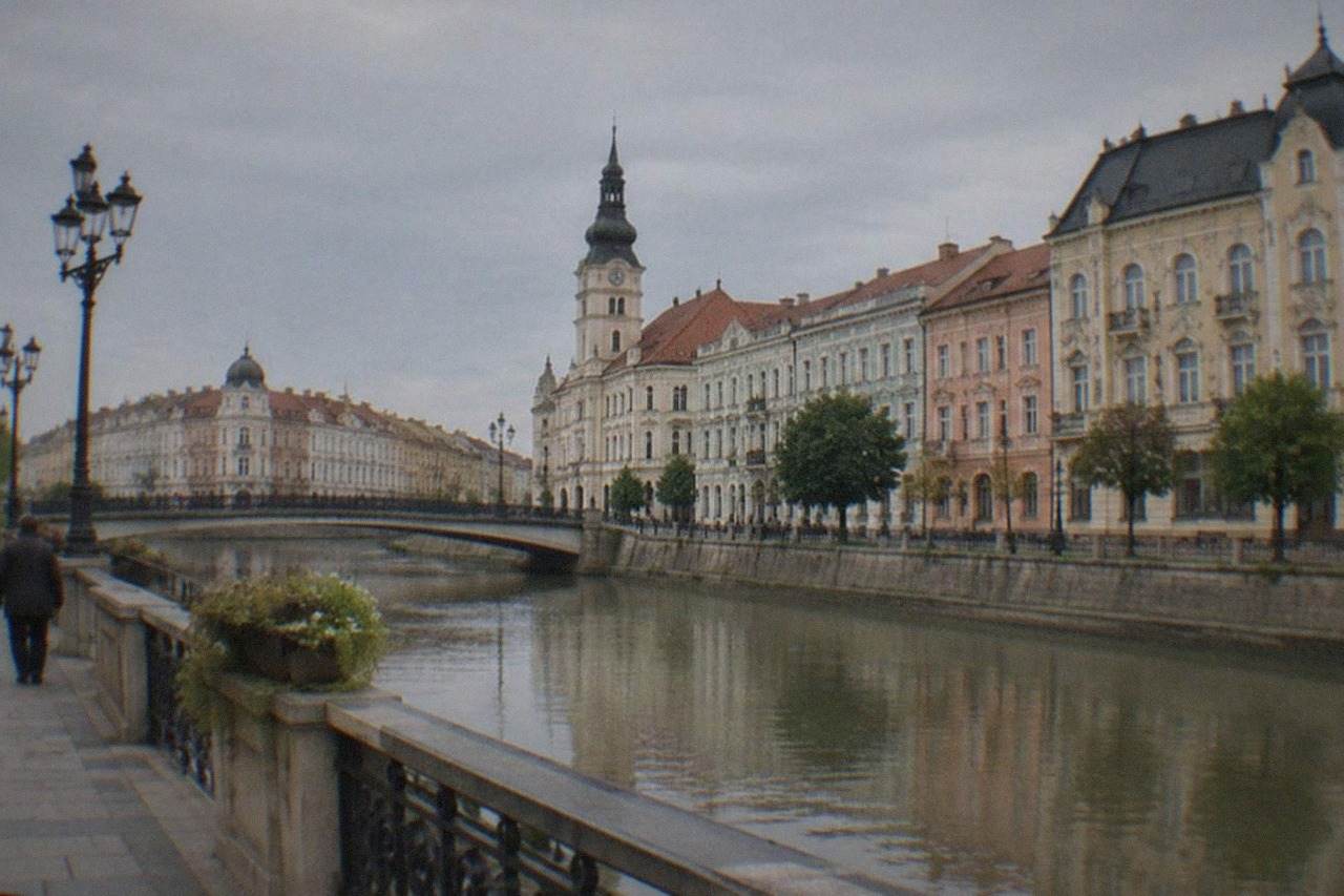 Oradea's city center with ornate facades and a public square on a bright day